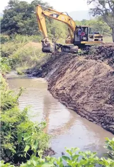  ??  ?? TRABAJOS. Maquinaria contratada por la alcaldía draga uno de los canales en el sector El Milagro, Dos Caminos.