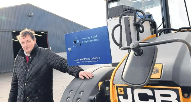  ?? Photograph­s by Kami Thomson ?? CLEANER POWER: David Barron with the JCB loader tractor which features a hydrolyser unit to cut its carbon emission output.