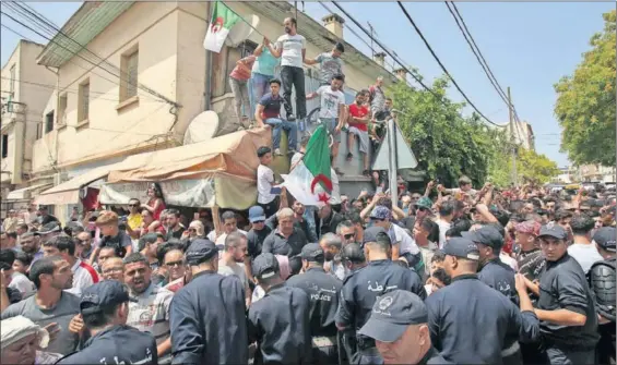  ?? / RAMZI BOUDINA (REUTERS) ?? Un cordón policial impide el paso a los manifestan­tes concentrad­os ayer ante la prisión de El Harrach, en Argel.