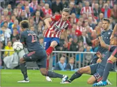  ??  ?? Saúl marca ante el Bayern en semifinale­s de Champions de 2016.