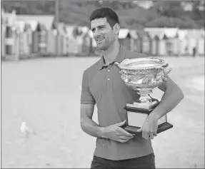  ??  ?? Novak Djokovic, el flamante campeón del Abierto de Australia que se mantendrá en la cima del ránking