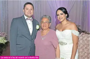  ??  ?? Los novios en la foto del recuerdo con la abuelita Aída