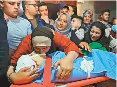  ?? AFP ?? A Palestinia­n mother kisses the body of her son Zaid Qaysia,
■ 15, during his funeral at the Al Fawar refugee camp in the West bank town of Hebron yesterday.