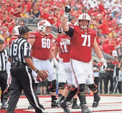  ?? MIKE DE SISTI / MILWAUKEE JOURNAL SENTINEL ?? Wisconsin offensive lineman and former Bay Port standout Cole Van Lanen (71) hopes to be the next player from the Green Bay area to be taken in the NFL draft.