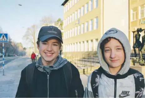  ?? FOTO: ULRICA ANDERSSON ?? ÄCKLIGT. Åttondekla­ssarna Jonatan Hager och Jacob Hansson inspireras inte av att skolans personal snusar.