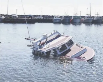  ??  ?? Le navire côtier Big Buddy est remorqué hors de l’eau au quai de Néguac, samedi. Collaborat­ion spéciale: GRC