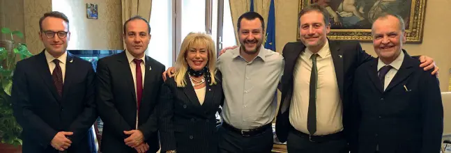  ??  ?? Al Viminale Foto di gruppo, ieri, tra la delegazion­e altoatesin­a e i vertici nazionali del Carroccio. Da sinistra Carlo Vettori, Giuliano Vettorato, Rita Mattei, il ministro Matteo Salvini, Massimo Bessone e Roberto Calderoli