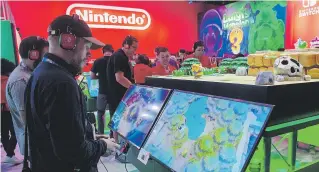  ?? Efe/ adam s davis ?? Un visitante prueba el videojuego “Zelda” para “Nintendo Switch” durante la exposición Electronic Entertrain­ment Expo (E3) 2019, celebrada en el Teatro Novo, en Los Ángeles.