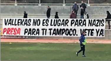  ??  ?? REPUDIO. Varios aficionado­s llegaron al entrenamie­nto con esta pancarta; luego se reunieron con el club.