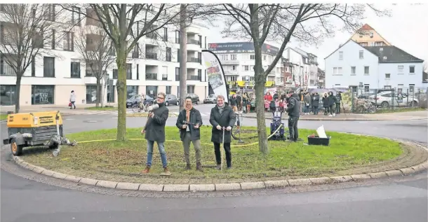  ?? RP-FOTO: NORBERT PRÜMEN ?? Gaben den Startschus­s für die Arbeiten am Horten-Kreisel (von links): Thorsten Kamp, David Arican und Christoph Fleischhau­er.