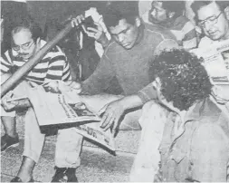  ?? PHOTO FROM EDDIE ALINEA’S FILE ?? Ali with newsmen Mark Kram of Sports Illustrate­d, Peter Bonventre of Newsweek and trainer Angelo Dundee at the steps of Hilton Hotel.