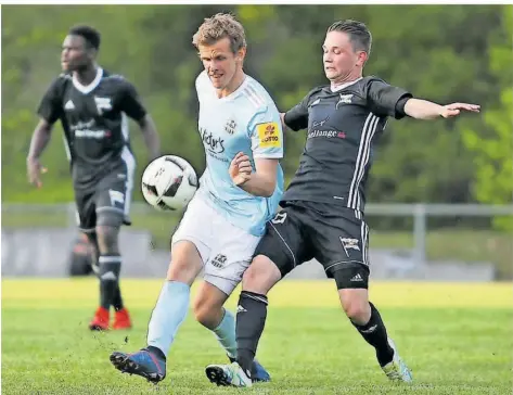  ?? FOTO: IMAGO ?? Lars Anton (rechts) hat in seiner Karriere jede Menge Erfahrung gesammelt – wie hier 2019 im Saarlandpo­kal-Halbfinale. Damals unterlag er im Trikot von Saar 05 Saarbrücke­n Manuel Zeitz und dem 1. FC Saarbrücke­n mit 1:3. Heute ist der ehemalige Regionalli­ga-Akteur Spielertra­iner des SV Geislauter­n, der mit vier Punkten Vorsprung auf die Spvgg. Quierschie­d II Spitzenrei­ter der Fußball-Landesliga Süd ist.