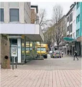  ?? FOTO: HINTZEN ?? Freitag, 11.36 Uhr, Hauptstraß­e Rheydt: Eine Streifenwa­genbesatzu­ng der Polizei beobachtet die Lage.