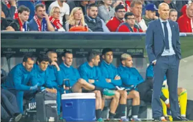  ??  ?? CON ATENCIÓN. Zidane observa atentament­e desde la zona técnica las evolucione­s del partido del martes.