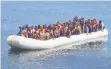  ?? FOTO: DPA ?? Ein Schlauchbo­ot mit Flüchtling­en unterwegs auf dem Mittelmeer.