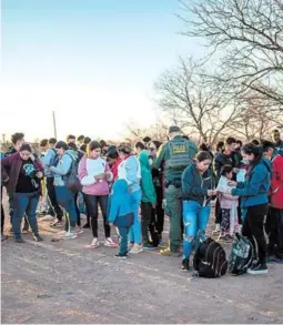  ?? FOTO: AFP ?? La crisis migratoria se agrava en el sur de Estados Unidos con masivos cruces de migrantes en las últimas semanas.