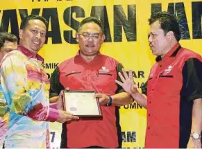  ?? [FOTO FARIZ ISWADI ISMAIL/BH] ?? Noh menyampaik­an Watikah Ikon Motovasi kepada Tengku Asmadi selepas merasmikan Yayasan Jamin di Bandar Baru Selayang yang turut dihadiri Sohaimi, kelmarin.