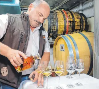 ?? FOTO: ANDY HEINRICH ?? Im Bug der MS Schwaben lagern seit Mittwoch 820 Liter Kressbronn­er Single Malt Whisky der Destilleri­e von Martin Steinhause­r.