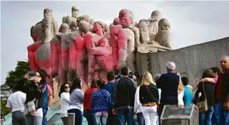  ??  ?? Monumento às Bandeiras pintado um dia após políticos debaterem degradação da cidade