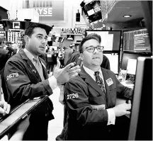  ?? REUTERS ?? Traders on the floor of the New York Stock Exchange