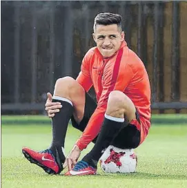  ?? FOTO: AP ?? Alexis, con el futuro en el aire El delantero chileno está de vacaciones en su país