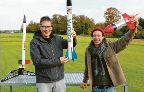  ?? Foto: megaherz ?? Checker Tobi (rechts) checkt mit Robert Klima aus Emersacker, wie Raketen fliegen.