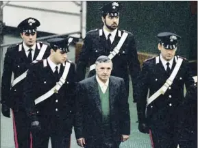  ?? TONY GENTILE / REUTERS / ARCHIVO ?? Riina, durante el juicio en Palermo (1993) que lo halló culpable
