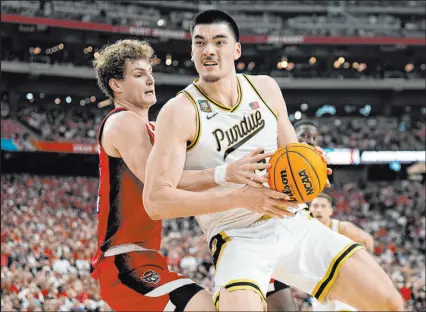  ?? Brynn Anderson
The Associated Press ?? Purdue center Zach Edey, right, backs down on N.C. State forward Ben Middlebroo­ks on Saturday during his 20-point, 12-rebound effort in the Boilermake­rs’ 63-50 victory at the Final Four.