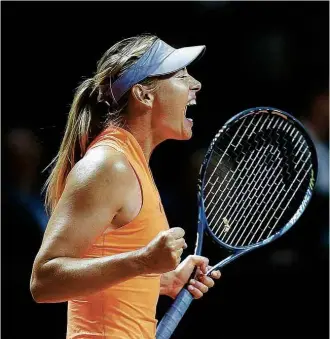  ?? Michael Probst/Associated Press ?? » O RETORNO Maria Sharapova festeja vitória por 2 a 0 sobre a italiana Roberta Vinci no Torneio de Stuttgart, que marcou sua volta ao tênis após 15 meses suspensa por doping