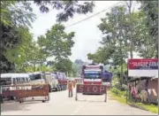  ??  ?? Stranded vehicles at Lilapur border in Assam.