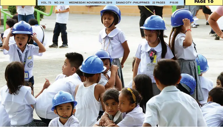  ?? BING GONZALES ?? SOME students of at Kapitan Tomas Monteverde Elementary School wearing their hard hat as safety measure after vacated their classrooms following a minor tremor felt in the city Tuesday afternoon.