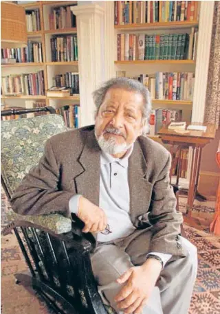  ?? EFE ?? Naipaul, en su casa en 2001, tras saber que había ganado el Nobel