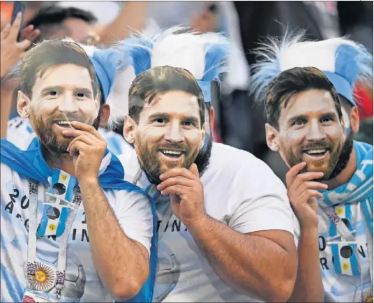  ??  ?? MESSI ‘CLONADO’ EN LA GRADA. Desde la grada animaron a un Messi que estrenó su cuenta goleadora en este Mundial de Rusia.