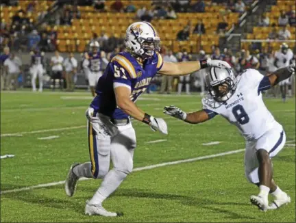  ?? PHOTOS BY SAM BLUM — SBLUM@ DIGITALFIR­STMEDIA. COM ?? Nate Hatalsky led UAlbany with 15tackles on Saturday night as the Great Danes beat Monmouth, 28- 14.