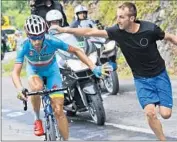  ?? Christophe Ena
Associated Press ?? ITALY’S Vincenzo Nibali, who won stage, motions to a spectator to stop pouring water on him as he climbs.