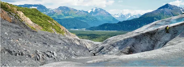  ?? Fotos: Thomas Spang ?? „Wenn wir nicht sehr bald etwas tun, wird es all das nicht mehr geben“: die verführeri­sch schöne Landschaft im Kenai Fjords Nationalpa­rk in Alaska mit den sterbenden Gletschern im Vordergrun­d.