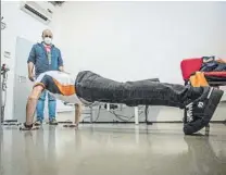  ?? FOTOS: MOTOGP.COM ?? Marc Márquez durante el reconocimi­ento médico en la clínica del circuito de Portimao para obtener el apto que le permita correr el GP, en el que no titubeó con las flexiones
