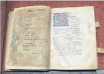  ?? FOTOS: THOMAS GRETLER /TOBIAS SCHUMACHER ?? Die Aufschlags­eite der ältesten Handschrif­t in der Prädikante­nbibliothe­k, das „Isnyer Graduale“, gefertigt um 1180 vermutlich im Kloster Weingarten. Auf die Pergamentb­ögen sind kunstvolle Initiale gemalt, zwischen den lateinisch­en Textzeilen sind sogenannte Neumen zu erkennen, eine Vorform der Notenschri­ft, die anzeigen, wie in der Messe gesungen werden muss.