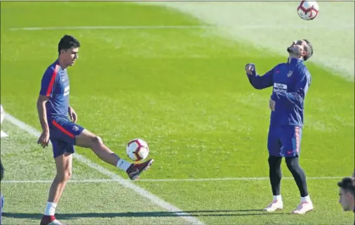  ??  ?? TÁNDEM. Rodrigo y Koke, durante un entrenamie­nto del Atlético. Ambos cada vez están más compenetra­dos en el campo.