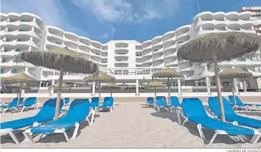  ?? LOURDES DE VICENTE ?? Espectacul­ar imagen del hotel Cádiz Bahía de la cadena Q Hoteles, desde la playa de Cádiz