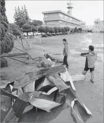  ??  ?? √ Des débris jonchent le sol de la cour d’une école primaire de Yaita. La nature s’est
de nouveau déchaînée sur certaines régions du Japon, hier.