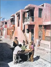  ?? VASTUSHILP­A FOUNDATION ?? (Above) A dated view of the Aranya lowcost housing project in Indore which accommodat­es over 80,000 people; (left) an undergroun­d art gallery in Ahmedabad.