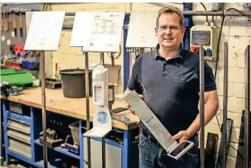  ?? FOTO: HANS.-JÜRGEN BAUER ?? Der Metallbaue­rmeister Carsten Jäger in seiner Düsseldorf­er Werkstatt. Der Mittelstän­dler betreibt Schadensbe­grenzung für sein Unternehme­n und stellt jetzt Ständer für Desinfekti­onsmittel-spender her.