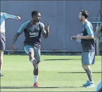  ?? FOTO: PERE PUNTÍ ?? Leo Messi conversa con el descartado Malcom