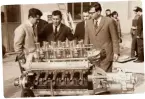  ?? ?? Fra venstre motoringen­iør Giotto Bizzarrini, Ferruccio Lamborghin­i og Gian Paolo Dallara i Sant’agata Bolognese i 1963 med den senere berømte Lamborghin­i V12-motor.