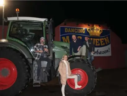  ?? FOTO TOON ROYACKERS ?? Uitkijken voor een tractorfil­e op vrijdag 16 december ter hoogte van Dancing MacQueen in Bommershov­en.