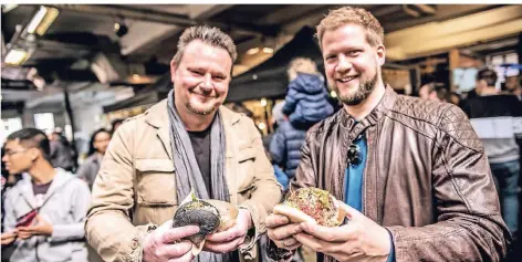 ?? RP-FOTO: ANDREAS ENDERMANN ?? Tim Schmidt (l.) hat beim Festival den Black Bao Burger probiert, Stephan Jansen den Gua Bao.