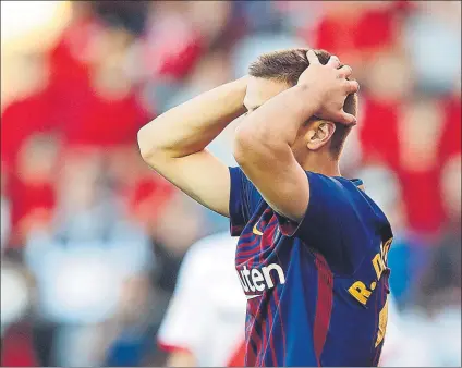  ??  ?? Iñigo Ruiz de Galarreta se lleva las manos a la cabeza y lamenta el gol encajado en el segundo tiempo frente al Rayo Vallecano