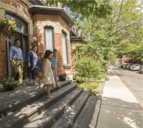  ?? J.P. MOCZULSKI FOR THE TORONTO STAR ?? Dr. Kamran Khan, his wife Amy and their children Lotus, Darwin and Osler in front of their Draper Street home in downtown Toronto.