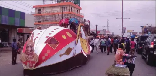  ??  ?? Dancers from Cross River State on the streets of Benin